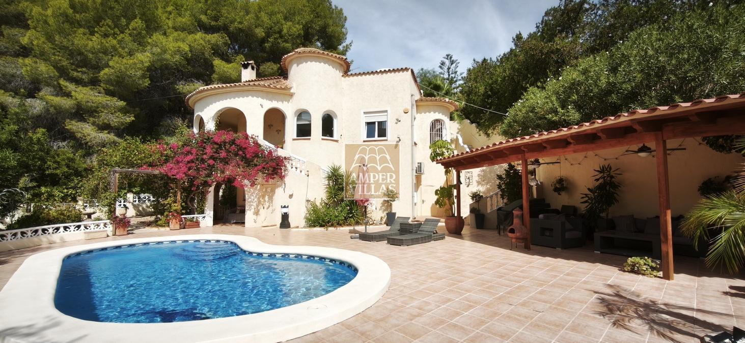 Villa with a guest apartment, swimming pool and spacious outdoor areas in Santa Clara, Altea